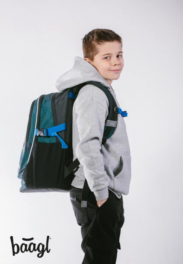 Školní batoh Baagl Core Football Player správně nasazený na obou ramenu.