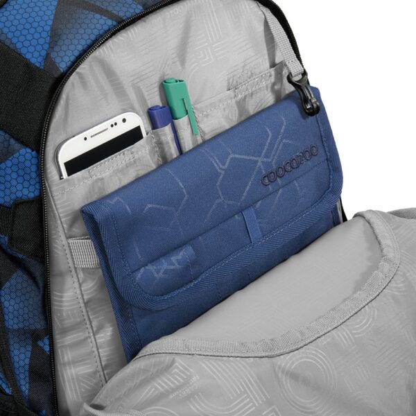 Vnitřní organizér v batohu MATE Electric Ice doplněný pouzdrem na tablet.