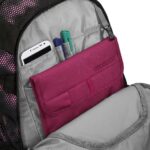 Vnitřní organizér v batohu MATE Pink Illusion doplněný pouzdrem na tablet.