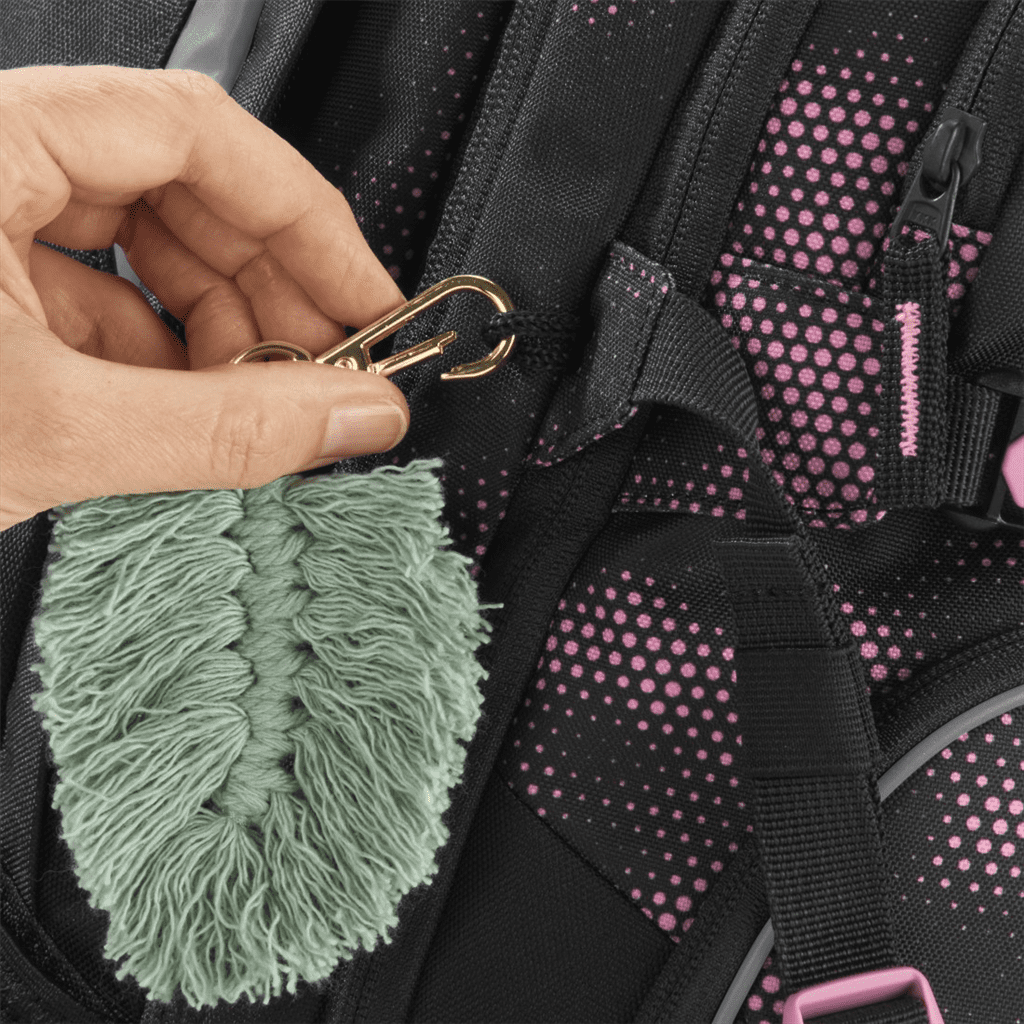 Přívěsek ze sady COLOUR UP na batohu PORTER Pink Illusion (není součástí).