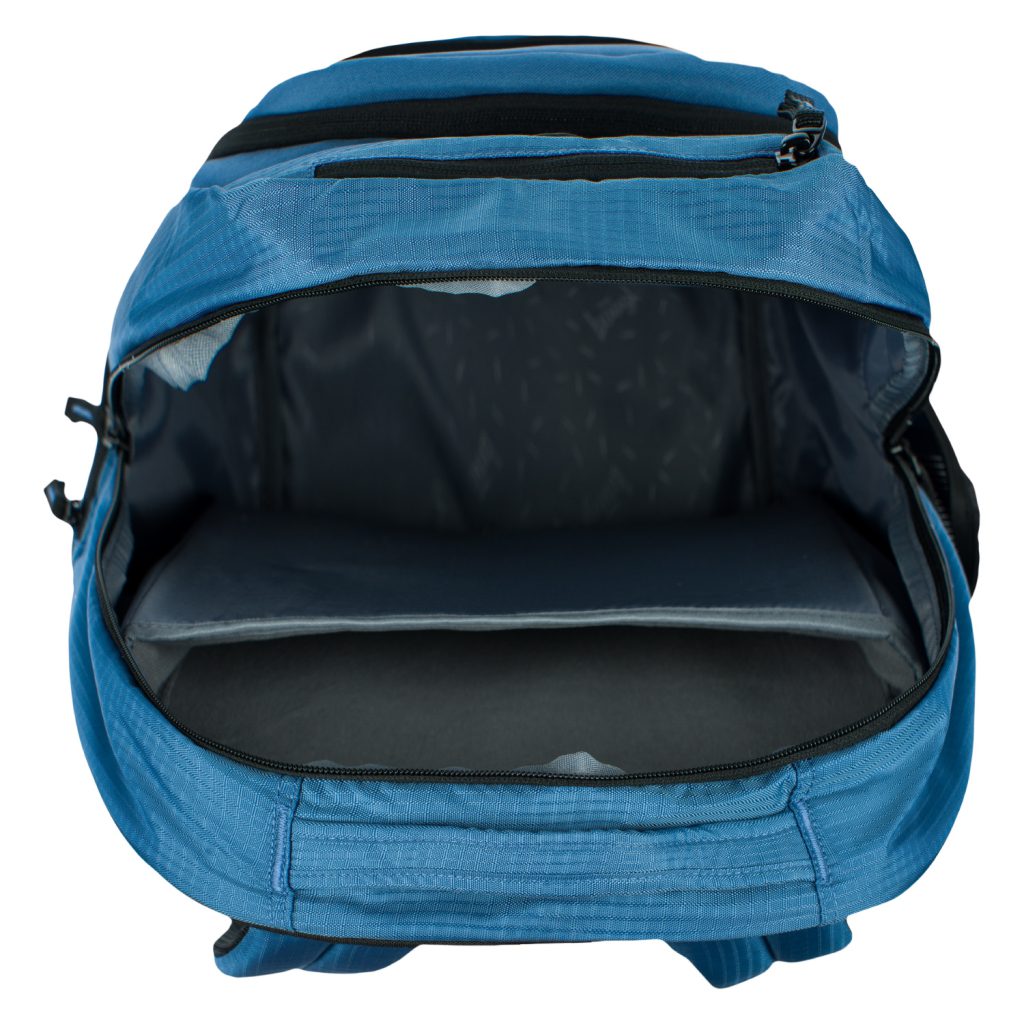 Členění hlavní kapsy batohu Coolmate Blue s kapsou na až 17 palcový notebook.