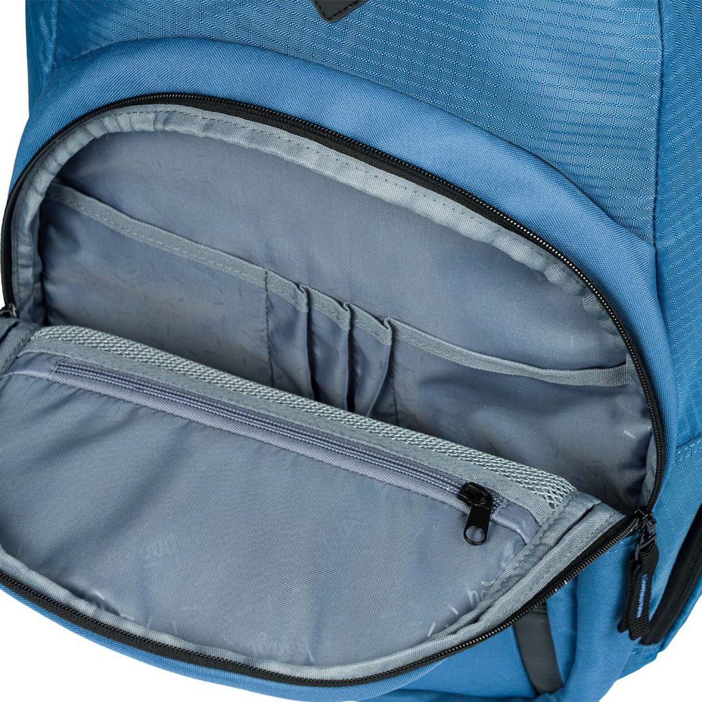 Organizér na tužky, drobnosti a klíče najdeme v menší kapse batohu Coolmate Blue.