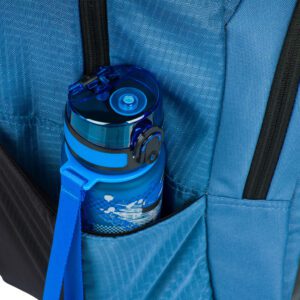 Láhev napití v boční kapse batohu Coolmate Blue.