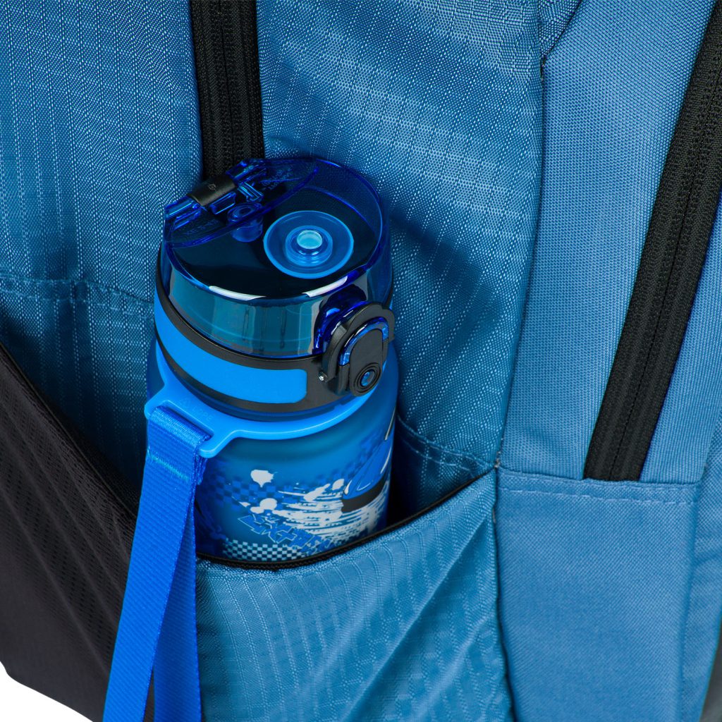Láhev napití v boční kapse batohu Coolmate Blue.