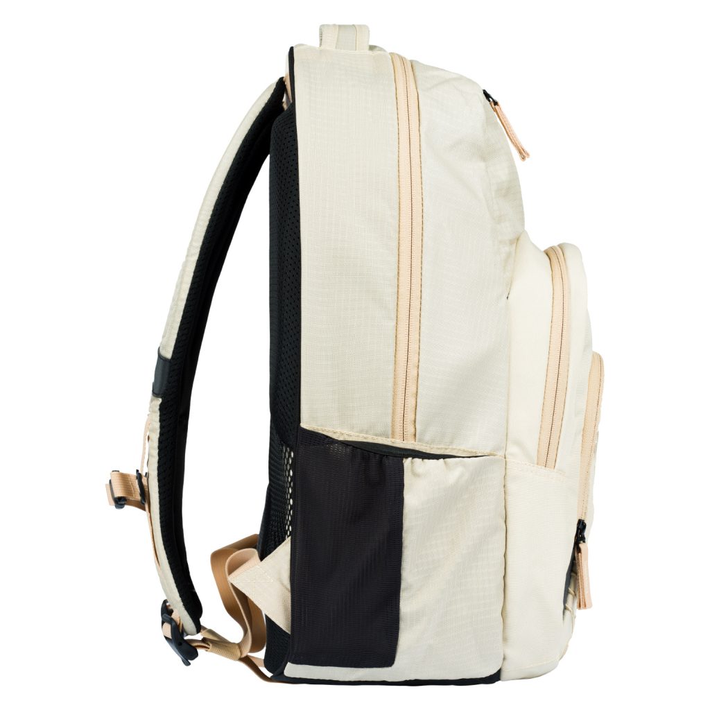 Batoh pro studenty Coolmate Beige má na bocích kapsy na láhev na pití, či jiné drobnosti.