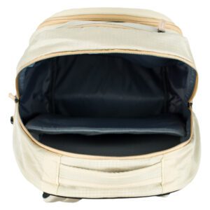 Členění hlavní kapsy batohu Coolmate Beige s kapsou na až 17 palcový notebook.