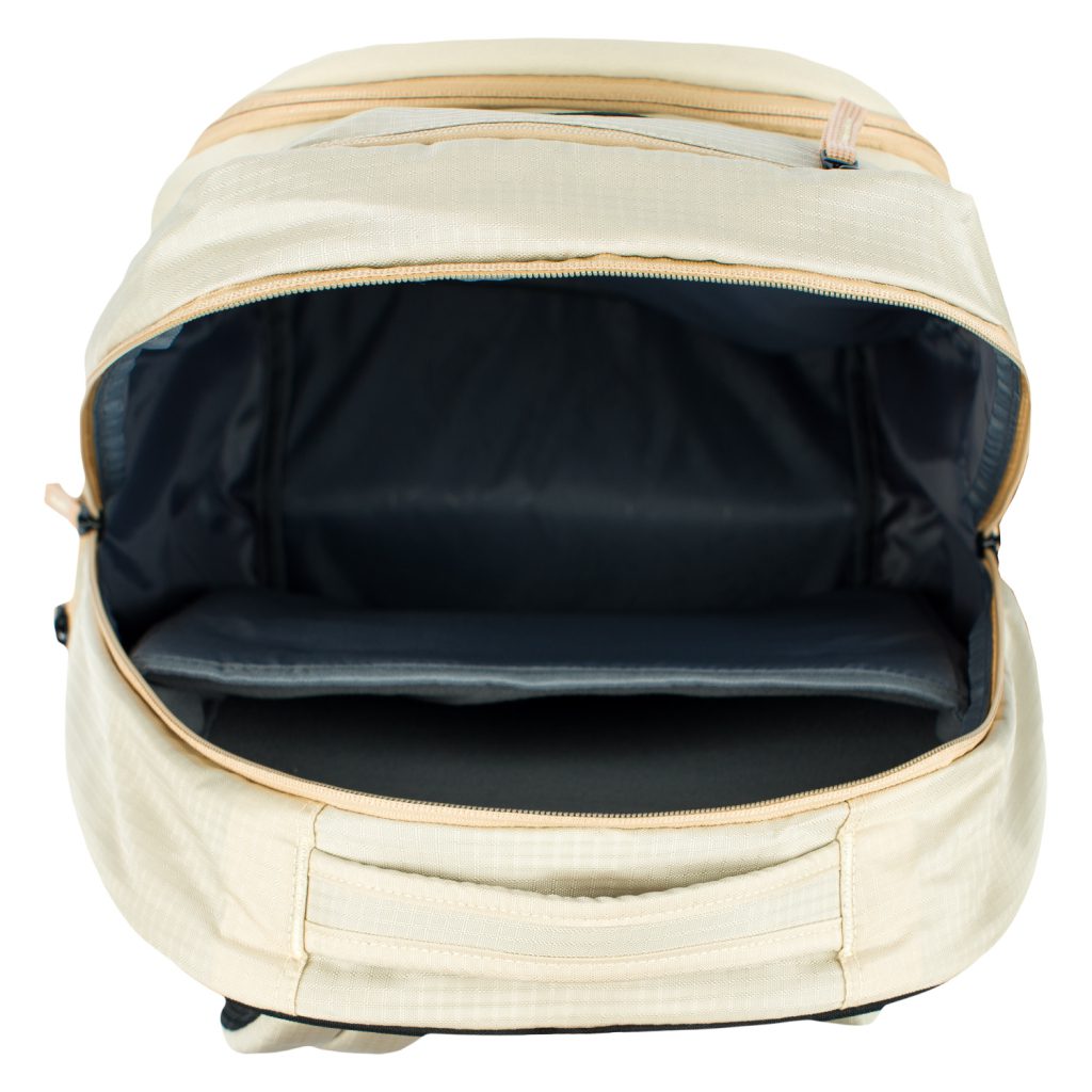 Členění hlavní kapsy batohu Coolmate Beige s kapsou na až 17 palcový notebook.