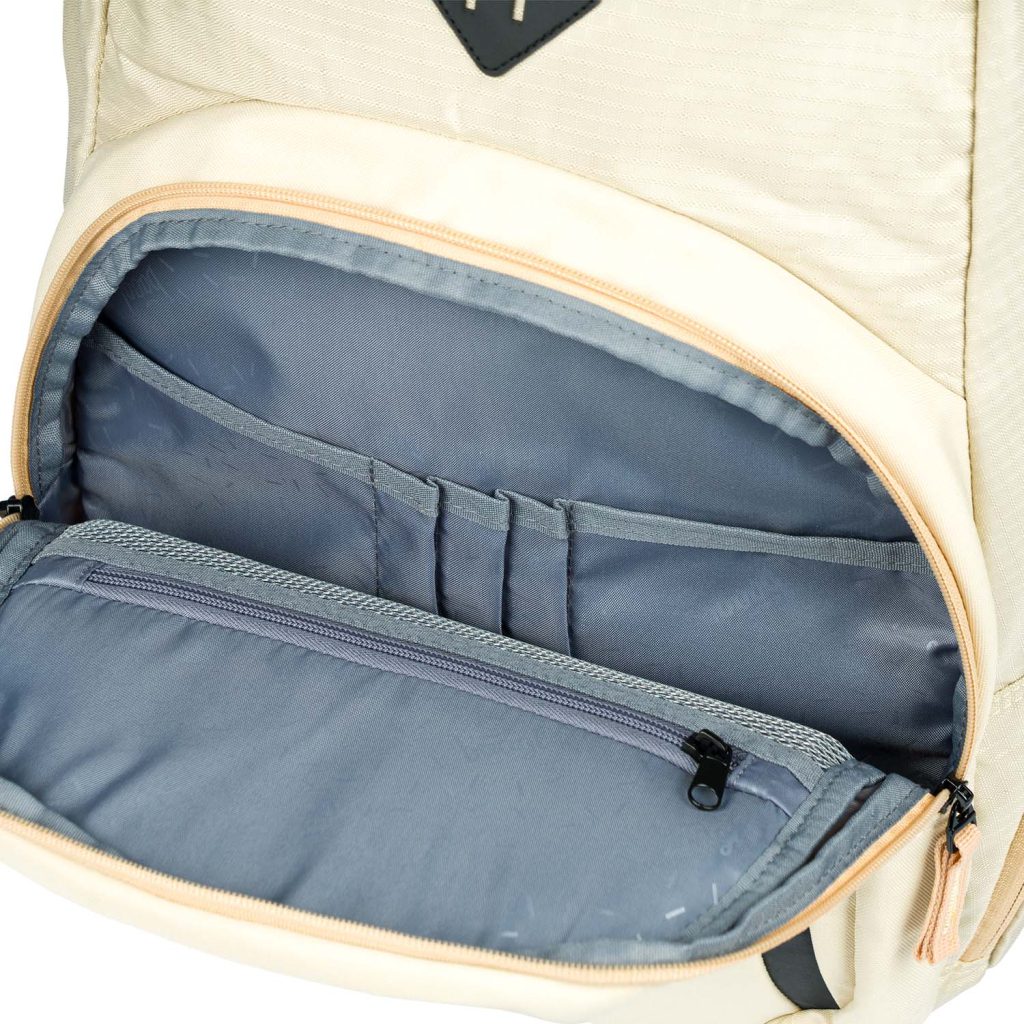 Organizér na tužky, drobnosti a klíče najdeme v menší kapse batohu Coolmate Beige.