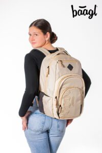 Studentský batoh Coolmate Beige správně nasazený na obou ramenou.