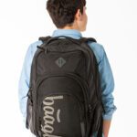 Studentský batoh Coolmate Black správně nasazený na obou ramenou.