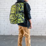 Chlapecký školní batoh BAAGL Core Lime správně nasazený na obou ramenou.