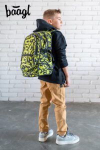 Chlapecký školní batoh BAAGL Core Lime správně nasazený na obou ramenou.