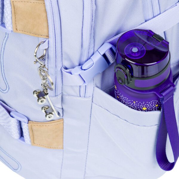 Boční kapsa batohu Skate Lilac s lahví na pití.