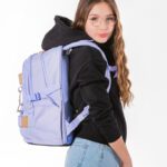 Baagl Skate Lilac správně nasazený na obou ramenou.