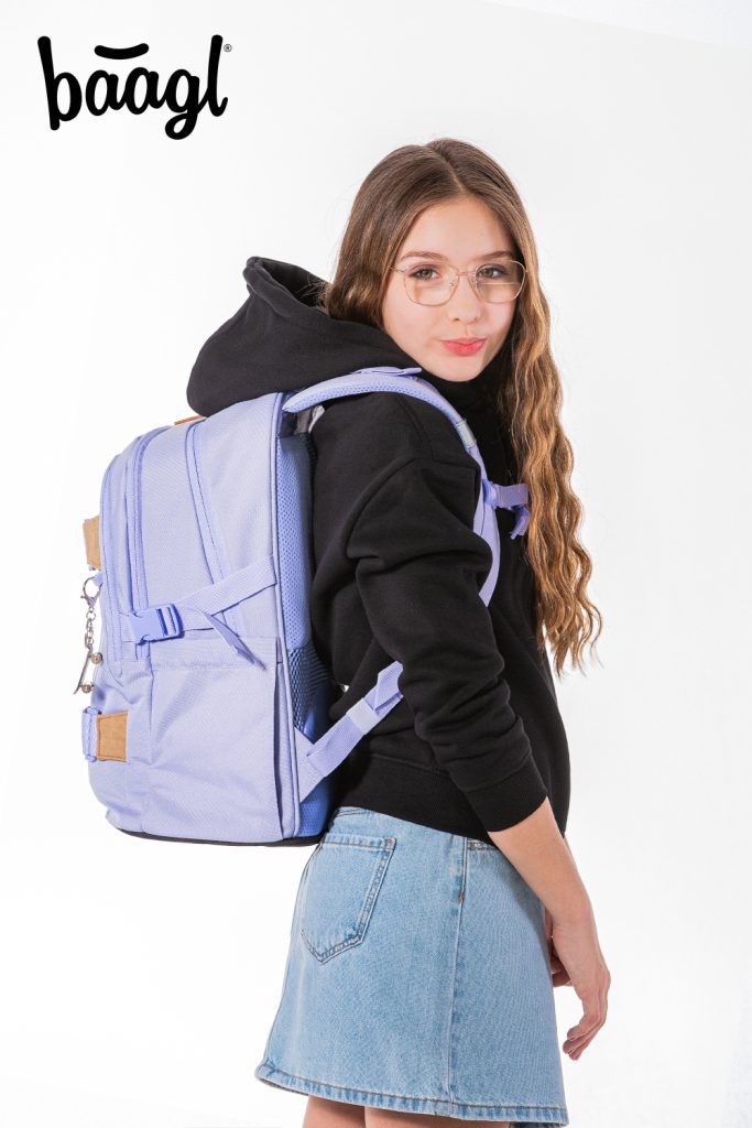 Baagl Skate Lilac správně nasazený na obou ramenou.