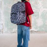 Chlapecký školní batoh BAAGL Core Element správně nasazený na obou ramenou.