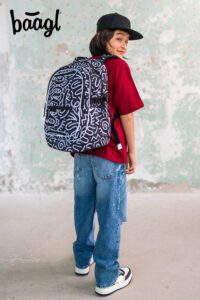Chlapecký školní batoh BAAGL Core Element správně nasazený na obou ramenou.