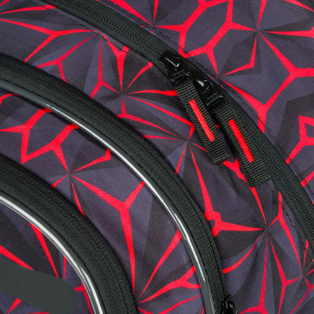 Zapínání batohu pro školáky Baagl Core Red Polygon značkovými zipy YKK.