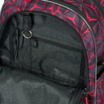 Organizér na tužky, drobnosti a klíče najdeme v menší kapse batohu Core Red Polygon.