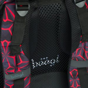 Balanční popruhy na batohu Baagl Core Red Polygon zajistí správné dotažení k zádům dítěte.