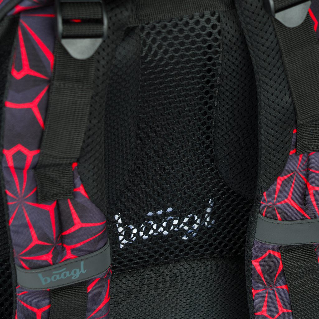 Balanční popruhy na batohu Baagl Core Red Polygon zajistí správné dotažení k zádům dítěte.