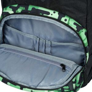 Organizér na tužky, drobnosti a klíče najdeme v menší kapse batohu Coolmate Green.