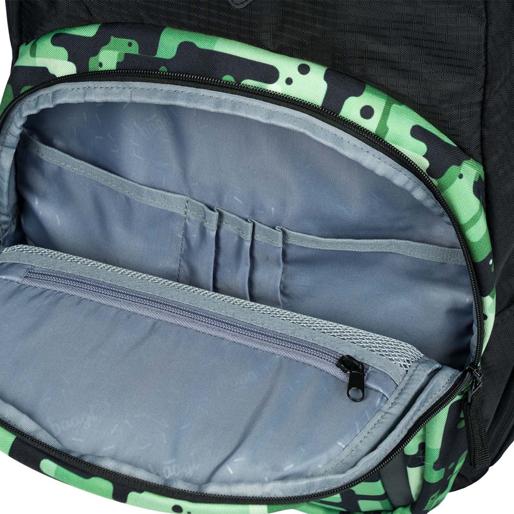 Organizér na tužky, drobnosti a klíče najdeme v menší kapse batohu Coolmate Green.
