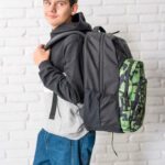 Studentský batoh Coolmate Green správně nasazený na obou ramenou.