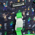 Magnetická přezka batohu Airy Minecraft a detail loga Minecraftu.