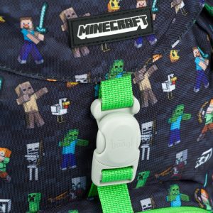 Magnetická přezka batohu Airy Minecraft a detail loga Minecraftu.